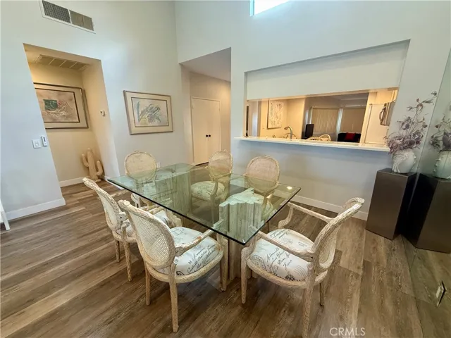 Dining Area - Seats 6