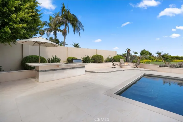 Outdoor Kitchen, Cozy Firepit, Stunning Swimming Pool..... This Place Has It All!!