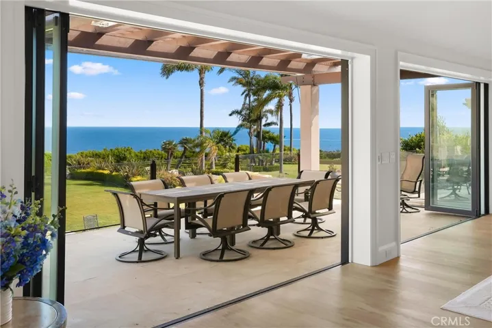 Large Nano Doors Allow For Ideal Indoor/Outdoor Living