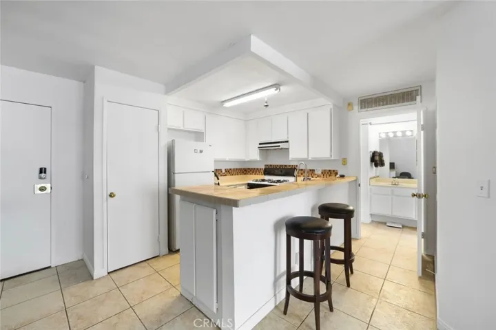 open kitchen with breakfast bar