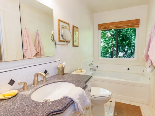 ...with deep soaking tub...