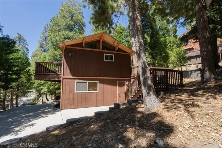392 Pioneer, Lake Arrowhead, California 92352
