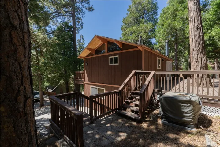 392 Pioneer, Lake Arrowhead, California 92352