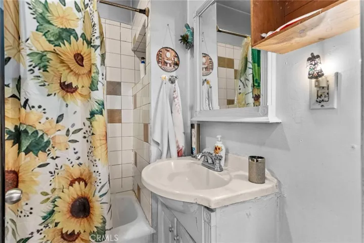 1154 N Wilton, Los Angeles, California 90038