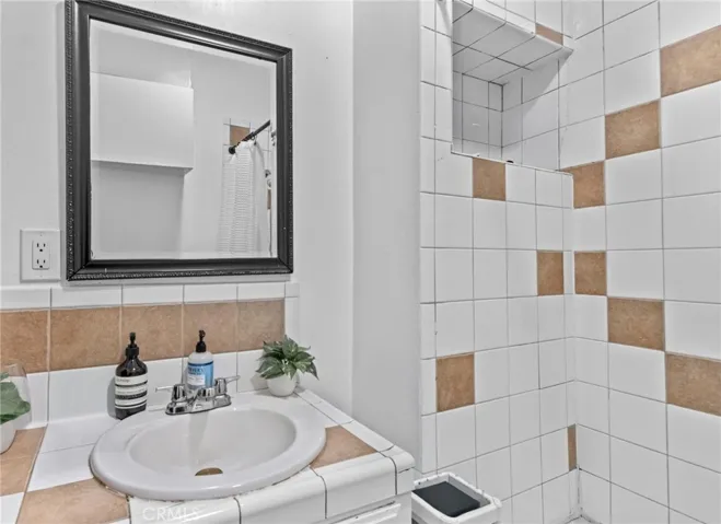 1154 N Wilton, Los Angeles, California 90038