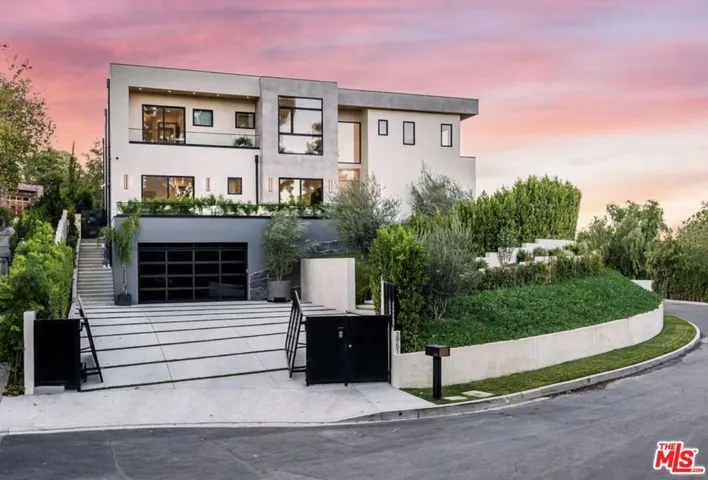 3951 Royal Oak Place, Encino, California 91436 — photo 4