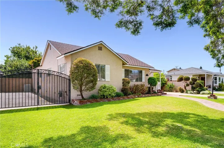 Note additional space on left side of home