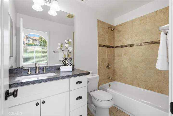 Ensuite bathroom for the secondary bedroom