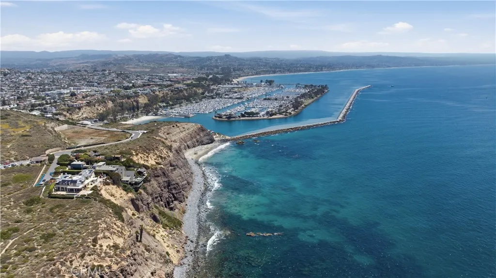 From whale watching and sailing to waterfront restaurants and boutique shopping, Dana Point Harbor is the centerpiece of Southern California's coastal lifestyle.