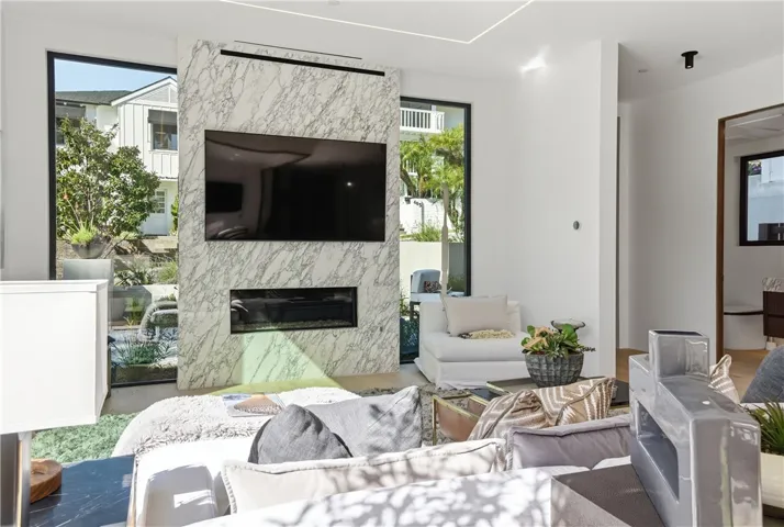 400 Heliotrope, Corona Del Mar, California 92625