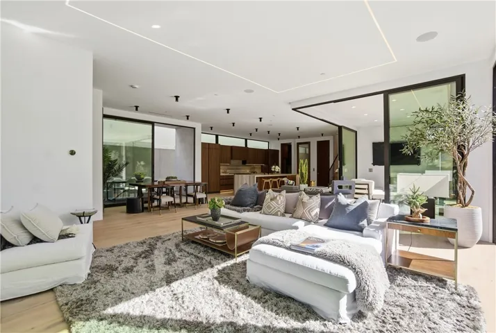 400 Heliotrope, Corona Del Mar, California 92625