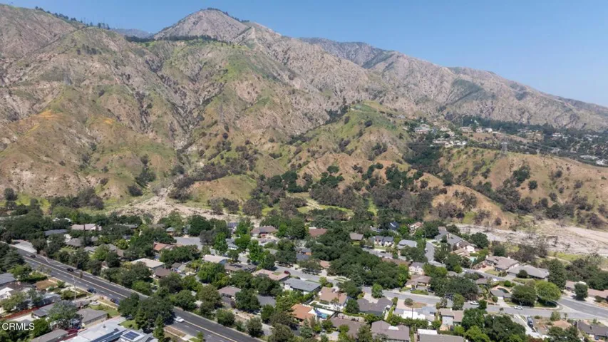 2030 N Altadena-065