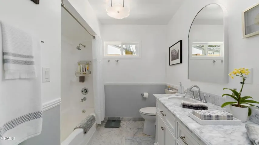 2030 N Altadena-036