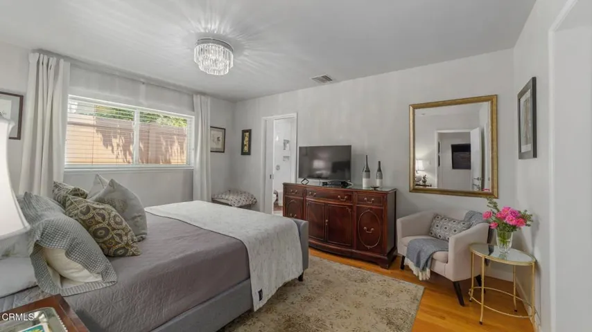 2030 N Altadena-041