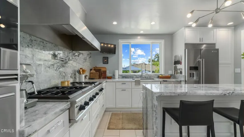 2030 N Altadena-025