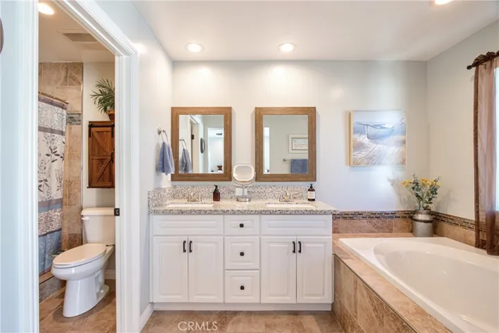 Primary en suite.