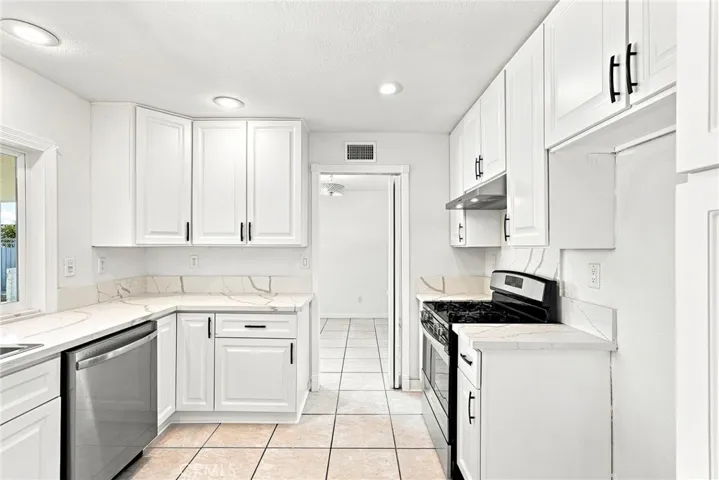 11423 Bartee Ave, San Fernando, California 91345