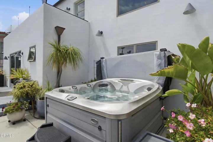 51_hot tub