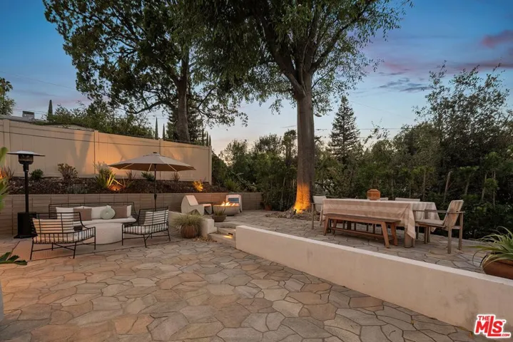 23811 Berdon Street, Woodland Hills, California 91367