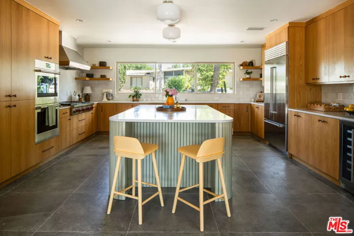 23811 Berdon Street, Woodland Hills, California 91367