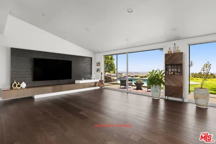 6020 Rod Avenue, Woodland Hills, California 91367