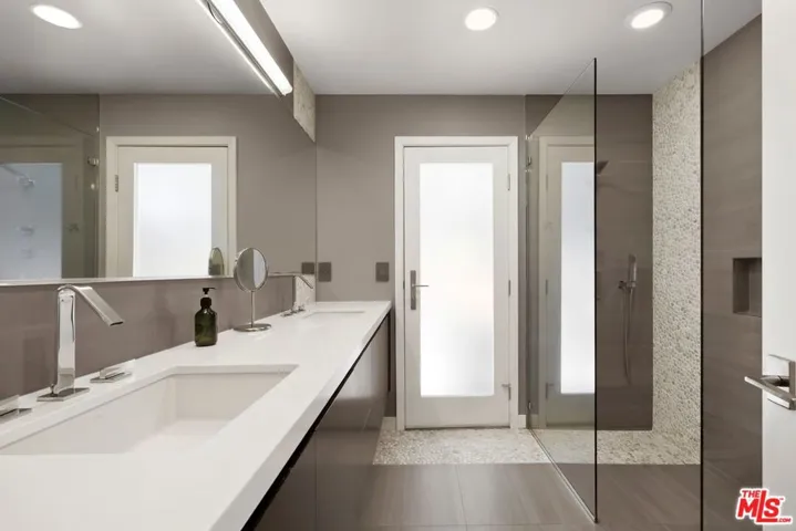 6020 Rod Avenue, Woodland Hills, California 91367