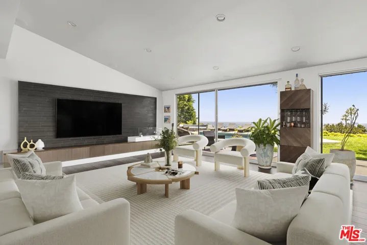 6020 Rod Avenue, Woodland Hills, California 91367