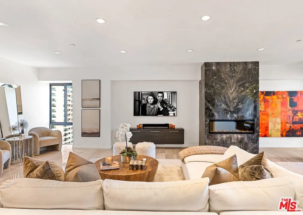 Large Living Room w FP