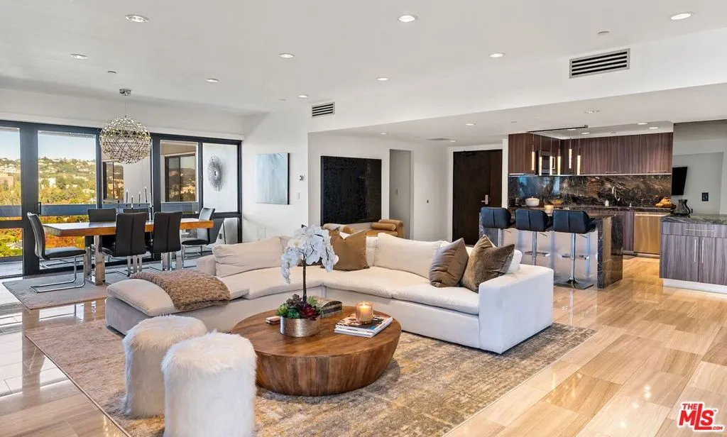 Large Living Room w FP