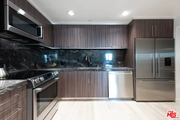 Custom Kitchen /w SS Appliance
