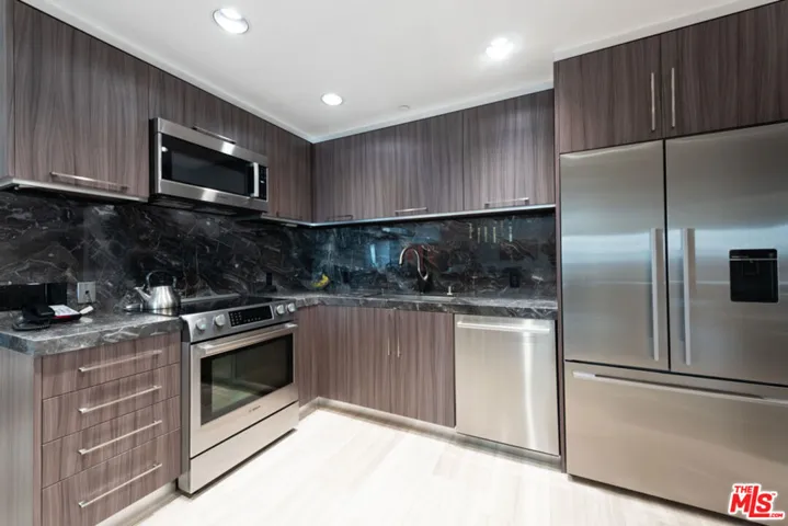 Custom Kitchen with SS Applian