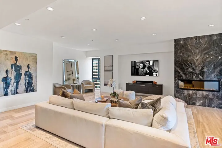 Large Living Room w FP