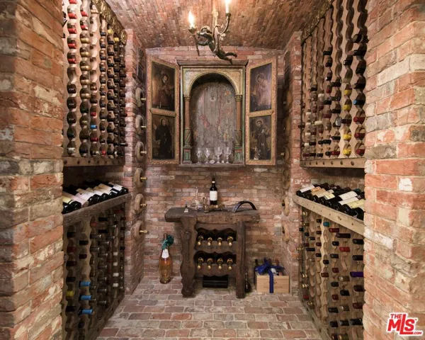 600-bottle antique Italian win