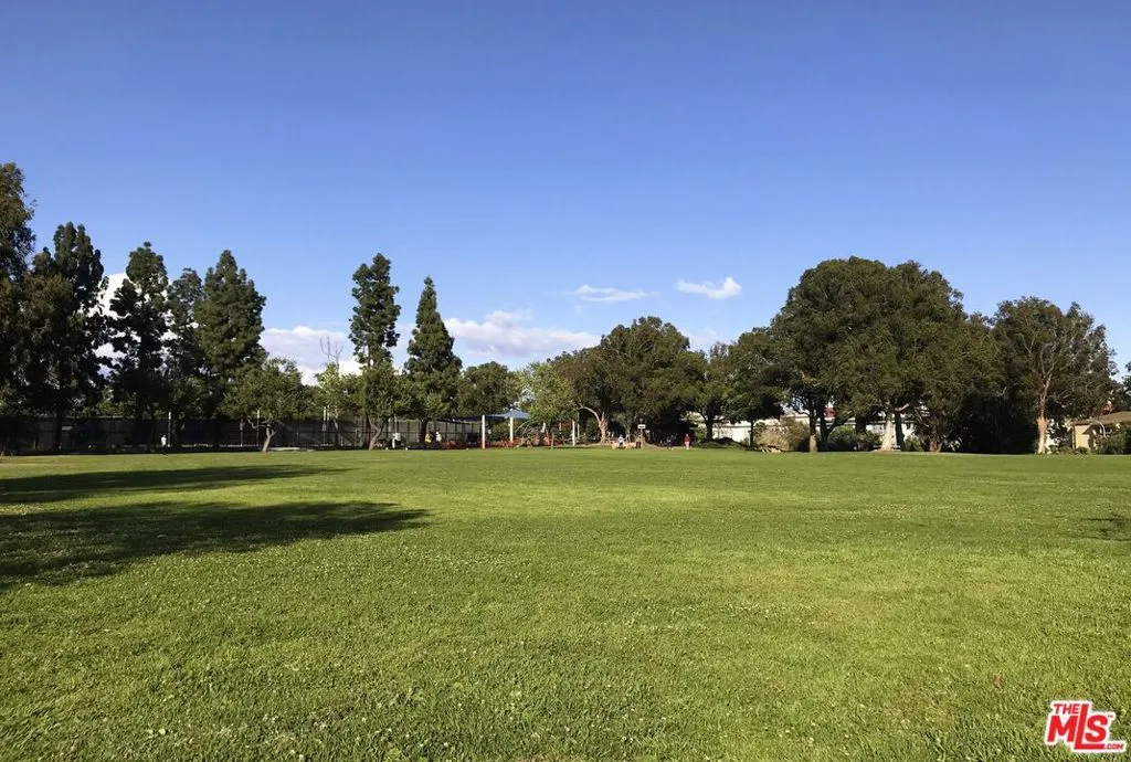 Fox Hills Park 1 Block Away