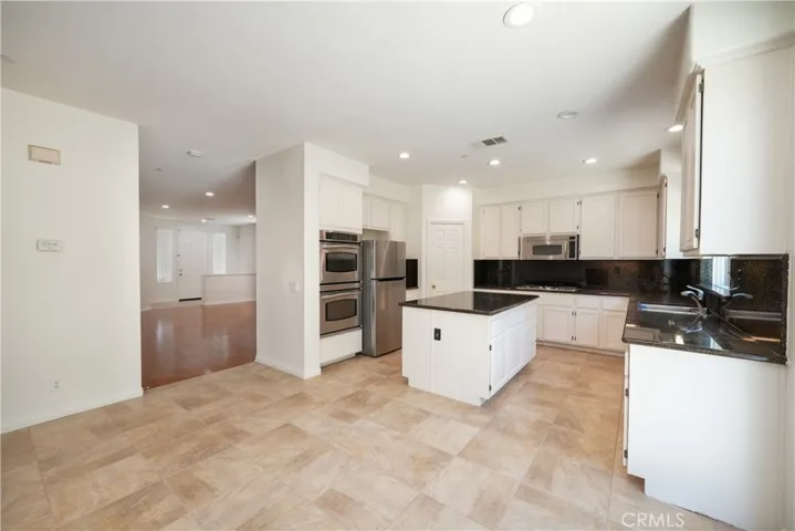 Kitchen w/ Center Island & Walk In Pantry