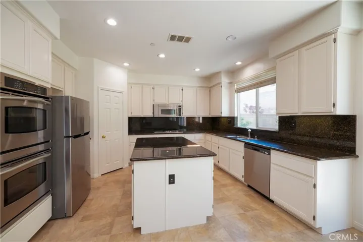 Kitchen w/ Center Island & Walk In Pantry