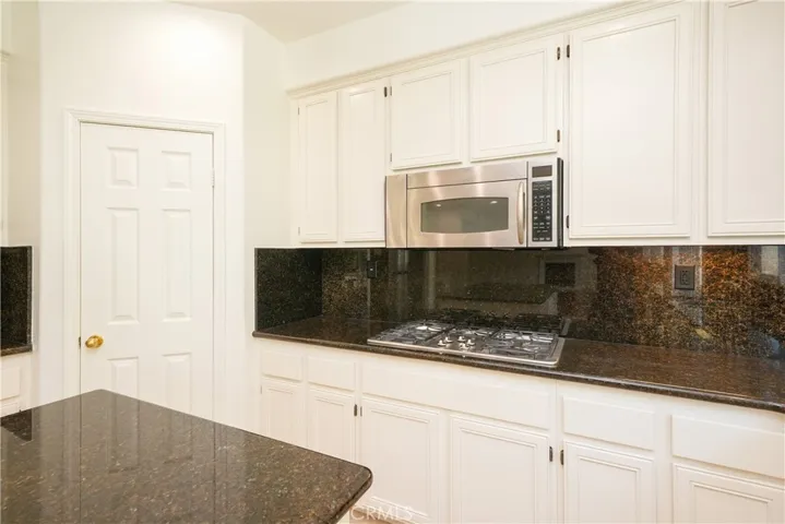 Kitchen w/ Center Island & Walk In Pantry