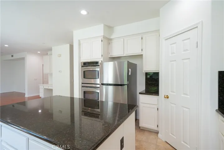 Kitchen w/ Center Island & Walk In Pantry