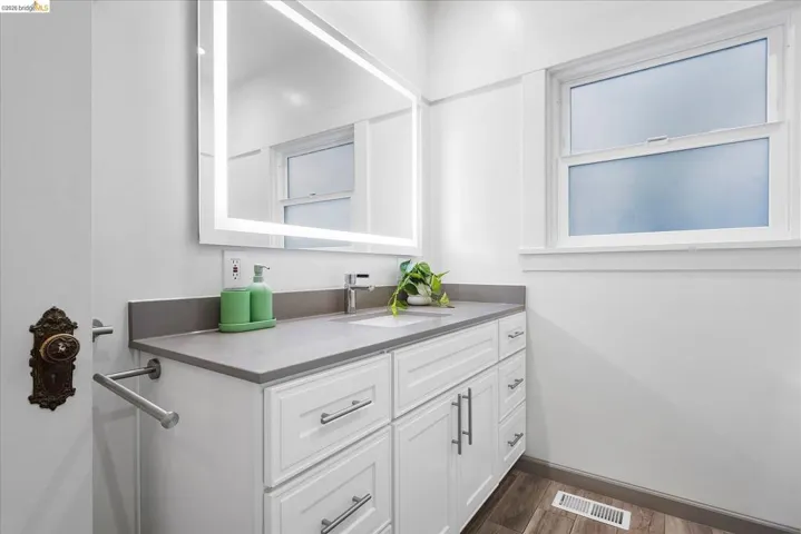 3107 Central Ave, Alameda, California 94501