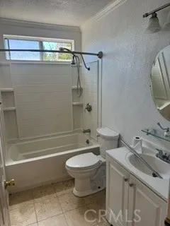 Hallway bathroom shared b/t 1st and 2nd bedroom