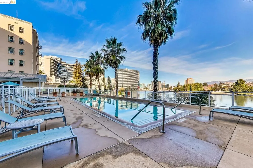 Outdoor swimming pool with integrated spa and adjacent sun deck