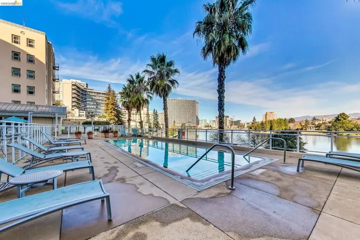 Outdoor swimming pool with integrated spa and adjacent sun deck