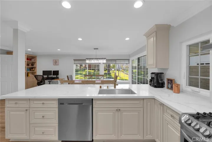 12341 Glacier, Los Alamitos, California 90720