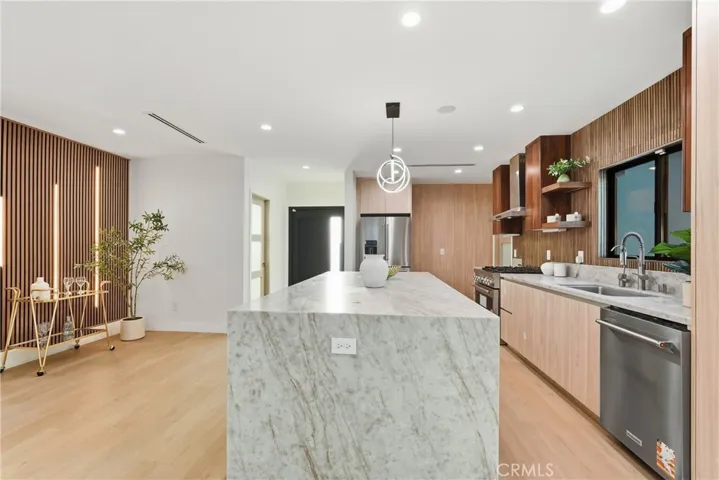 21407 Mulholland Drive, Woodland Hills, California 91364