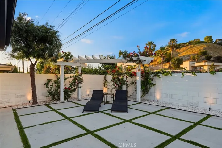 21407 Mulholland Drive, Woodland Hills, California 91364