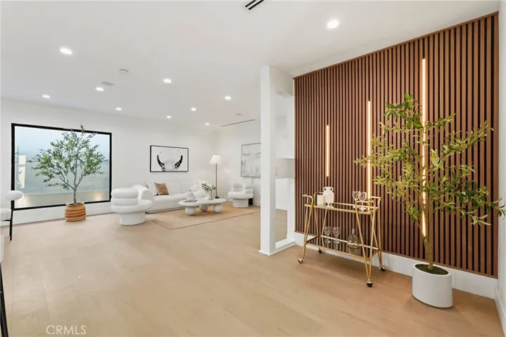 21407 Mulholland Drive, Woodland Hills, California 91364