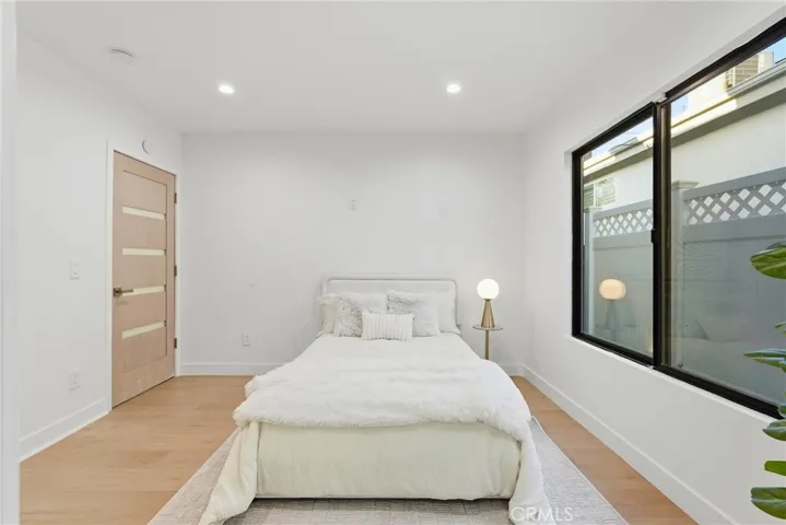 21407 Mulholland Drive, Woodland Hills, California 91364