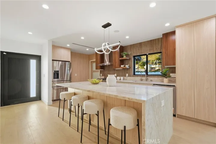 21407 Mulholland Drive, Woodland Hills, California 91364