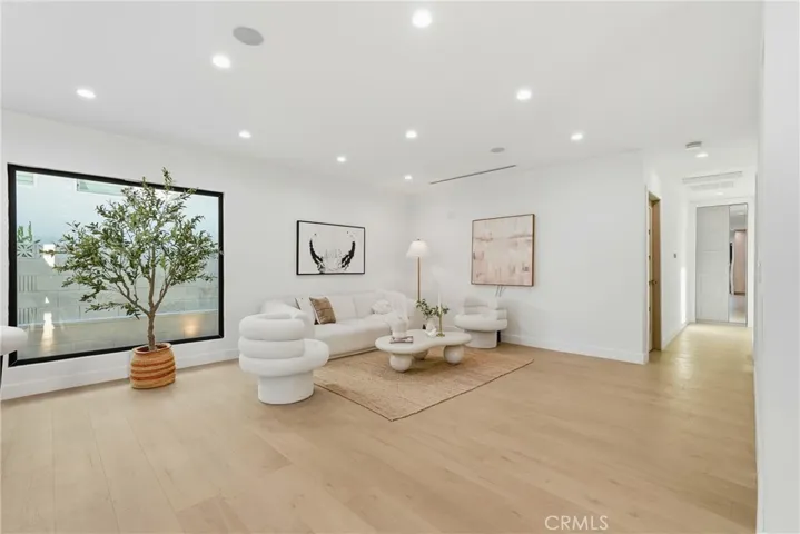 21407 Mulholland Drive, Woodland Hills, California 91364