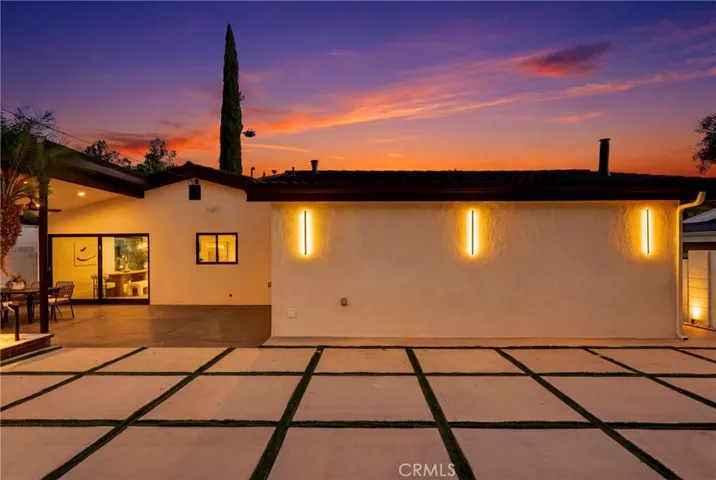 21407 Mulholland Drive, Woodland Hills, California 91364